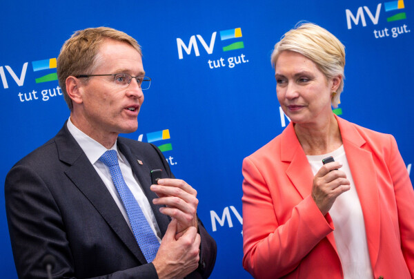 Ungeachtet ihrer unterschiedlichen Parteizugehörigkeit sindsich Daniel Günther (CDU), Ministerpräsident von Schleswig-Holstein, und Manuela Schwesig (SPD), die Ministerpräsidentin von Mecklenburg-Vorpommern, in dem Ziel einig, dass der Bund mehr für die Hafeninfrastruktur zahlen soll.