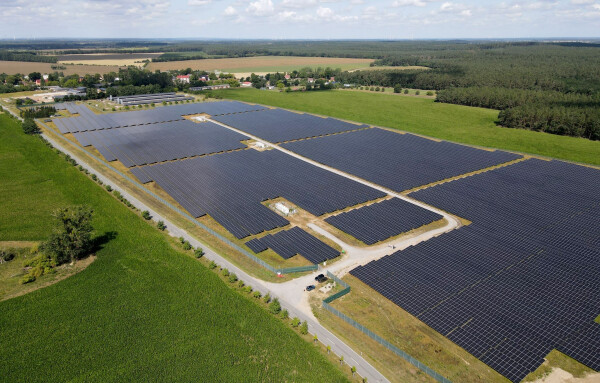 Der Strom von einem neuen Solarpark aus Vorpommern soll bundesweit Mobilfunkmasten versorgen.