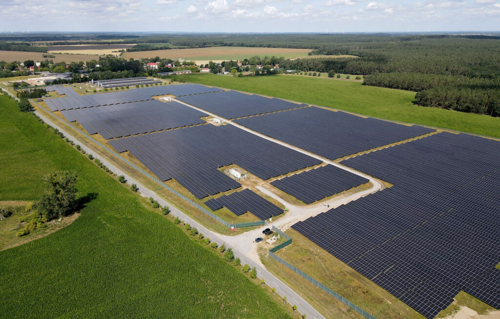 Der Strom von einem neuen Solarpark aus Vorpommern soll bundesweit Mobilfunkmasten versorgen.