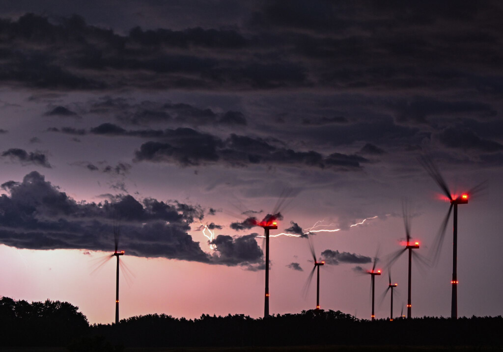 Die Windräder sollen nur blinken, wenn ein Flugzeug in der Nähe ist. (Symbolbild)