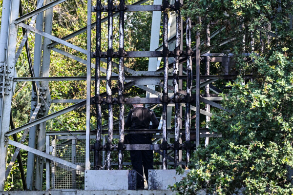 Die Polizei hält einen politisch motivierten Brandanschlag auf die Stromleitungen für möglich.