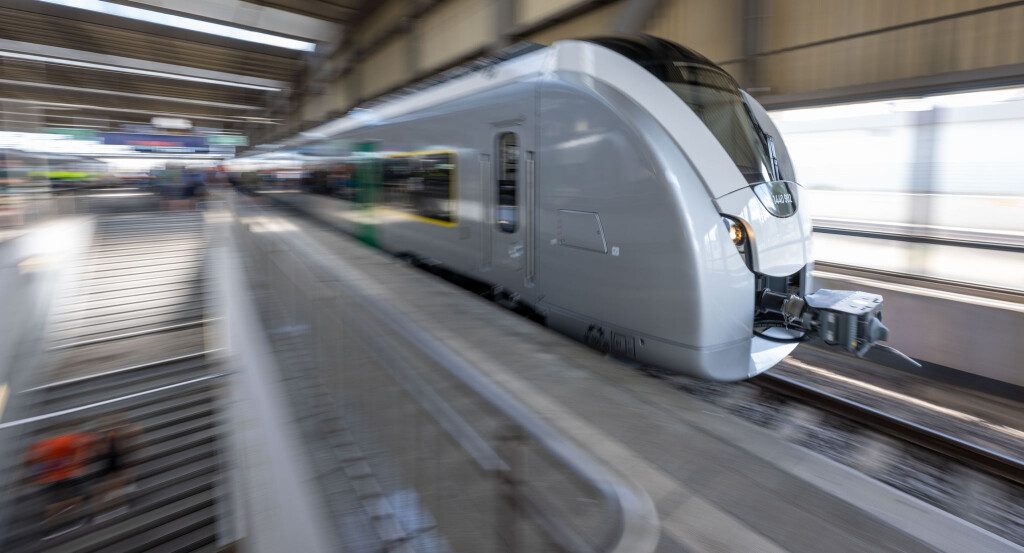 Am Montag soll erstmals ein Akkuzug fahrplanmäßig auf der Strecke Leipzig-Chemnitz rollen (Archivbild)