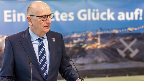 Mit der Sprengung der Förderbrücke F60 endet ein prägendes Kapitel Lausitzer Bergbaugeschichte. Ministerpräsident Dietmar Woidke spricht von einem «sehr emotionalen Moment» und würdigt die Bergleute.