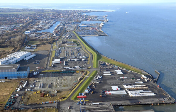 Im Deutschen Offshore-Industrie-Zentrum in Cuxhaven werden neue Liegeplätze und Terminalflächen gebaut. (Handout)