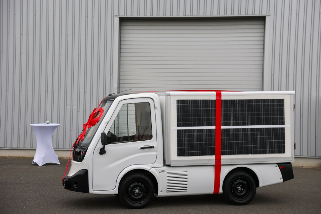 Ein mit Solarmodulen ausgestattetes Lieferfahrzeug steht vor der neuen Fabrik der Opes Solar Mobility GmbH für die Produktion von Photovoltaikmodulen für Fahrzeuge.