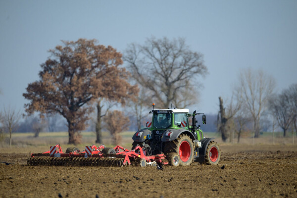 Für die Landwirte beginnt die Frühjahrsarbeit auf den Feldern. (Symbolbild)