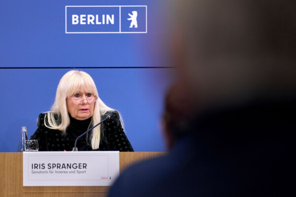 «Mein ausdrücklicher Dank gilt allen, die seit Beginn des Stromausfalls mit großem Einsatz und hoher Professionalität arbeiten», sagte die Innensenatorin Iris Spranger.