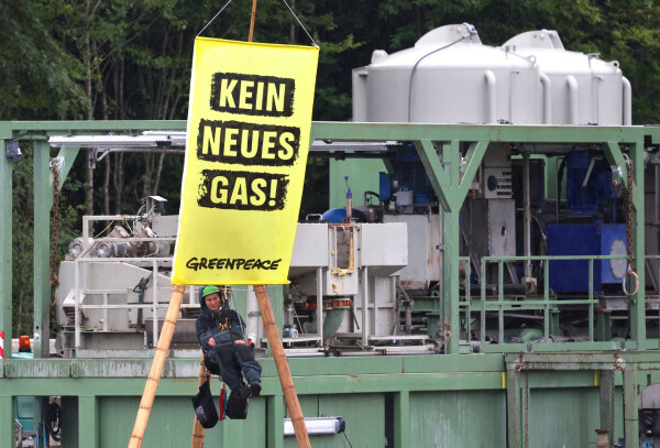 Die Umweltorganisation Greenpeace protestiert gegen die geplante Gasbohrung in Reichling. Ein Umweltschützer hängt an einem Bambusgerüst.