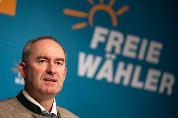 Bayerns Wirtschaftsminister Hubert Aiwanger (Freie Wähler) will eine Enthaltung Bayerns im Bundesrat durchsetzen, wenn es um die 1.000-Euro-Entlastungsprämie aufgrund hoher Energiekosten geht (Archivbild).