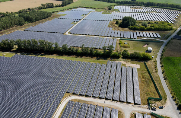 Mecklenburg-Vorpommern will ertragreiche Äcker nicht mehr mit Solaranlagen überbauen lassen. (Archivbild)