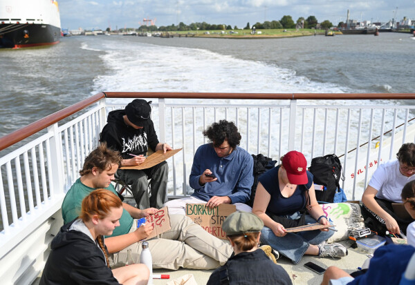 Erste Klimaaktivisten reisen mit der Fähre nach Borkum, um dort bei einem Protestcamp gegen die Erdgasbohrungen vor der Insel zu demonstrieren.