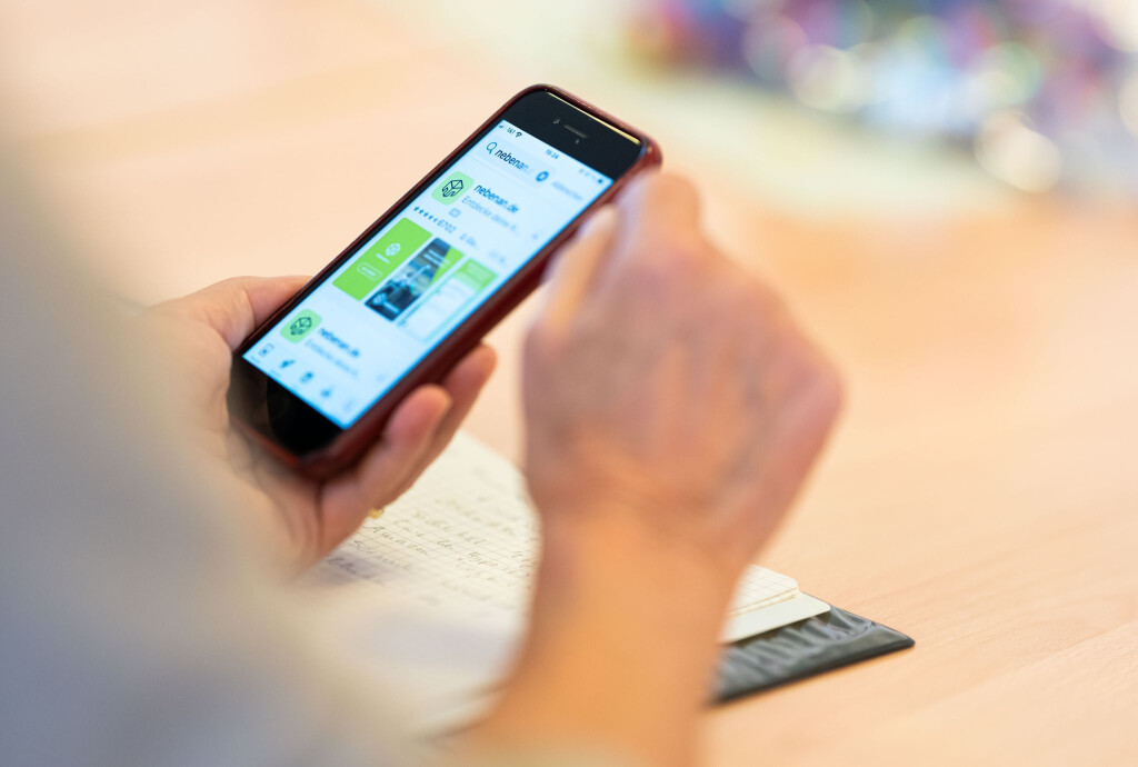 Ein etwas älteres Smartphone-Modell, noch voll funktionsfähig - was passiert damit, wenn die Nutzerin ein neueres Modell bekommt?