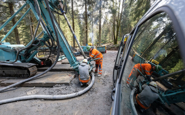 Mittels Tiefenbohrung wird eine Zinn-Lagerstätte im Wald bei Tellerhäuser erkundet (Archivbild).