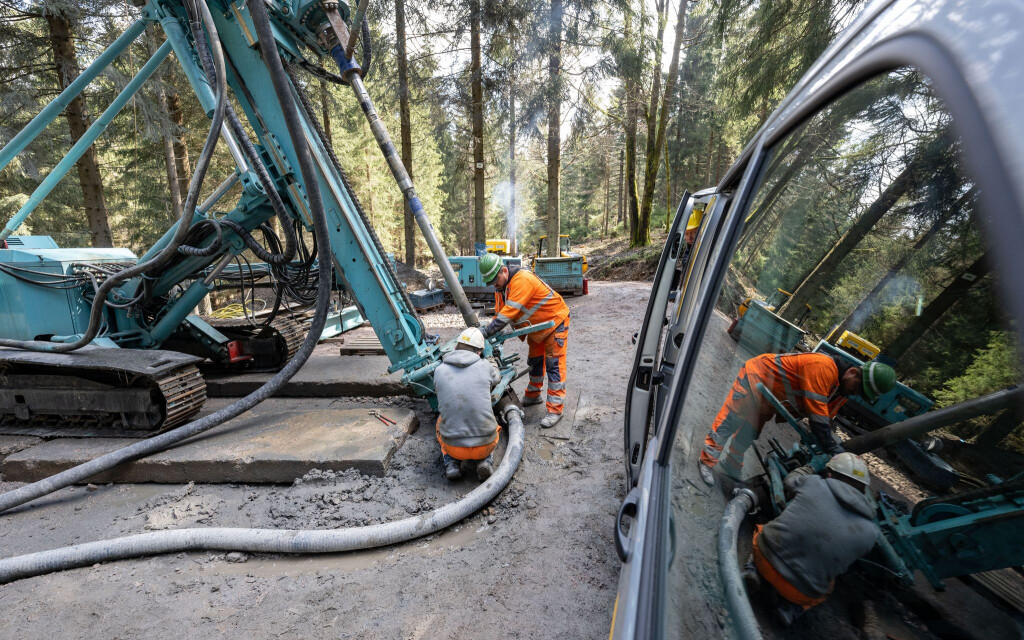Mittels Tiefenbohrung wird eine Zinn-Lagerstätte im Wald bei Tellerhäuser erkundet (Archivbild).