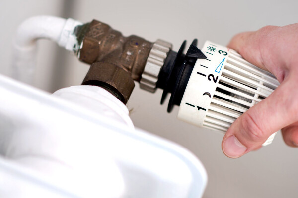 Im Vergleich zu manch anderen Ländern soll das Plus bei den Heizkosten in Niedersachsen und Bremen moderat ausfallen. (Symbolbild)