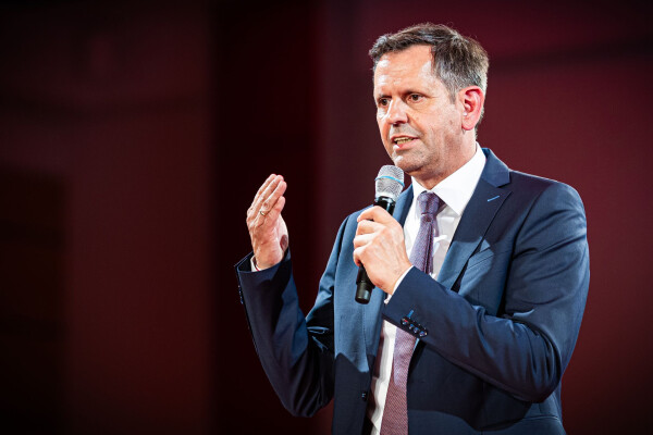 Ministerpräsident Lies sieht in der Transformation von Wirtschaft und Gesellschaft eine Chance. (Archivbild)