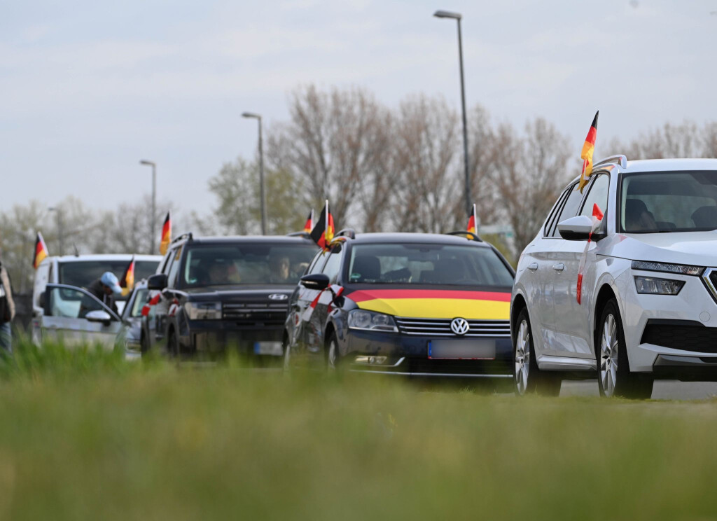 Bei der Abfahrt in Emden kamen etwa zwei Dutzend Fahrzeuge zusammen.