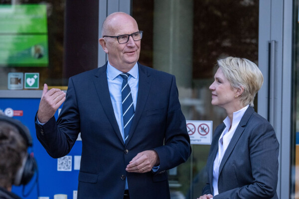 Die Ministerpräsidentin Mecklenburg-Vorpommerns, Manuela Schwesig, und der Ministerpräsident Brandenburgs, Dietmar Woidke (beide SPD), haben einige gemeinsame politische Ziele.