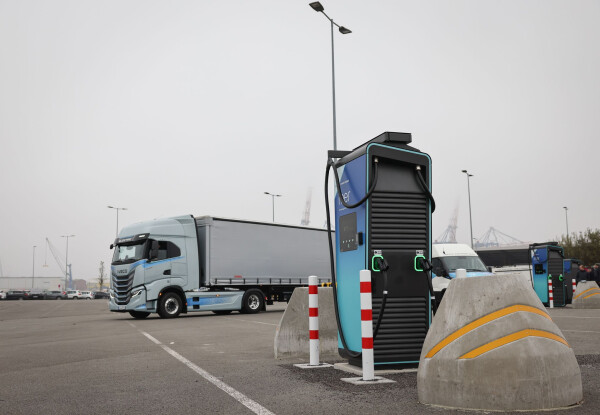 Die Handelskammer rät Unternehmen, den Lkw-Verkehr im Hafen zu elektrifizieren. (Archivbild)