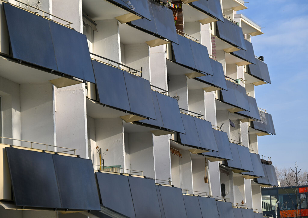 In Nordrhein-Westfalen sind 2025 erneut mehr als 80.000 «Balkonkraftwerke» registriert worden. (Archivbild)