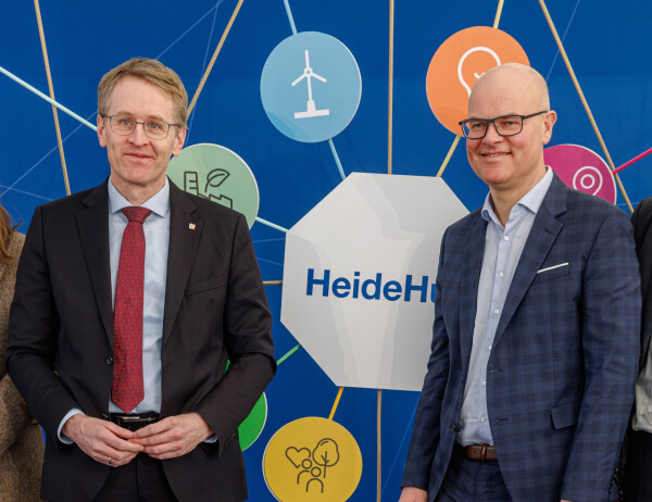 Ministerpräsident Daniel Günther (CDU, links) und Umweltminister Tobias Goldschmidt (Grüne) freuen sich über den Baustart.