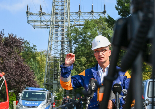Der Geschäftsführer von Stromnetz Berlin, Erik Landeck, geht davon aus, dass am Donnerstagabend alle Haushalte wieder Strom haben werden.