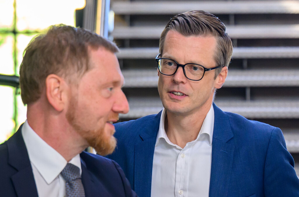 Danny Auerswald (rechts), Sprecher der Geschäftsführung von Volkswagen Sachsen, wird von Ministerpräsident Michael Kretschmer (CDU) zur Kabinettssitzung empfangen.