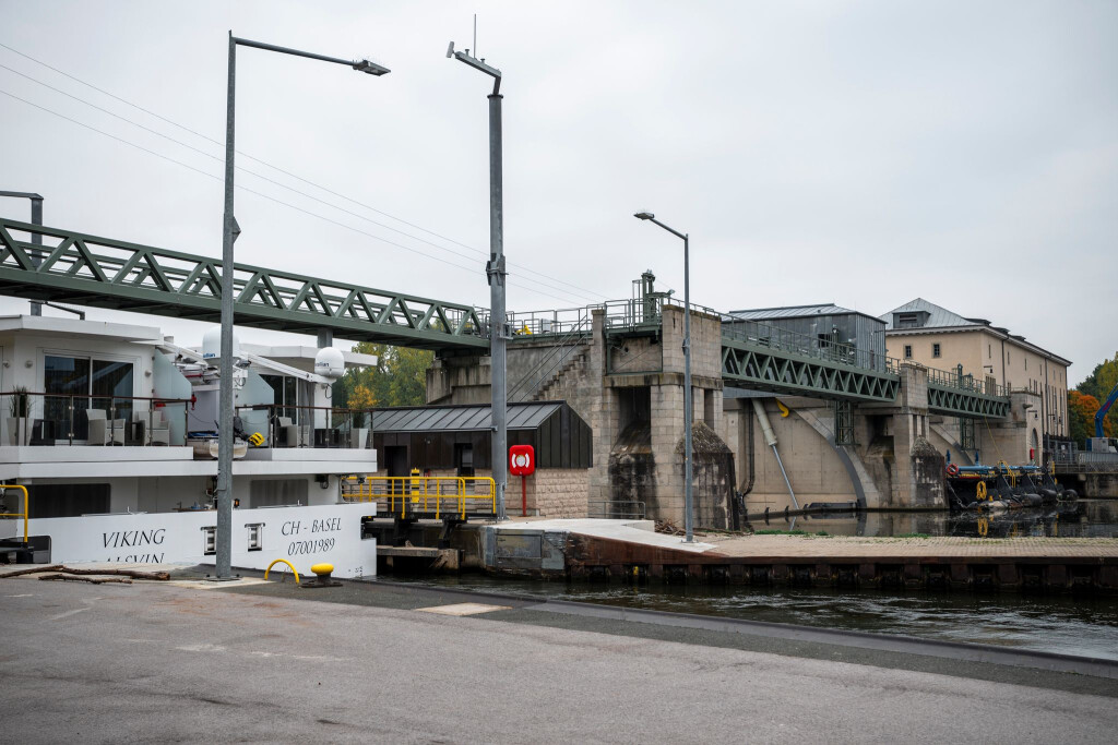 Die Schleuse Viereth am oberfränkischen Main. Ein Binnenschiffer verursachte einen Stromausfall in der Umgebung, als er mit seinem Schiffskran die über den Fluss führende Stromleitung beschädigte.