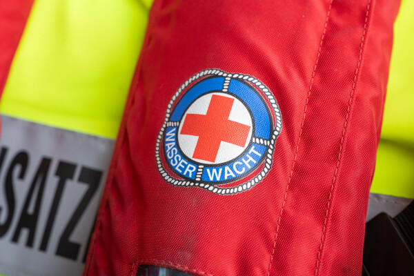 Die Wasserwacht und ein Polizist retteten den 24-Jährigen aus dem Wasser. (Symbolbild)