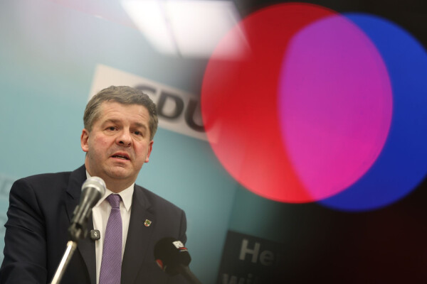 Zur Entlastung von Unternehmen und Verbrauchern angesichts steigender Ölpreise bringt Sachsen-Anhalts Ministerpräsident Sven Schulze (CDU) ein Aussetzen des Emissionshandels ins Spiel. (Archivbild)