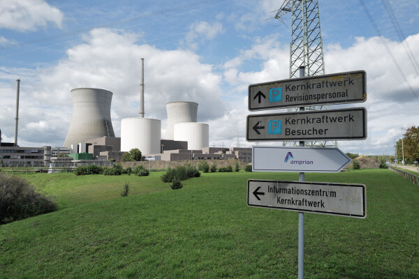 Die beiden Kühltürme des früheren Kernkraftwerks in Gundremmingen sollen am Samstag zur Mittagsstunde gesprengt werden. (Archivbild)