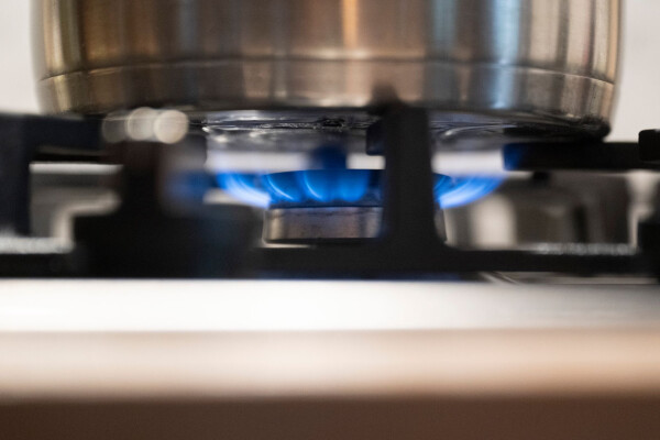 Nach dem Preissprung an den Energiemärkten bleibt unklar, ob Haushalte bald mehr für Strom und Gas zahlen müssen. (Symbolbild)