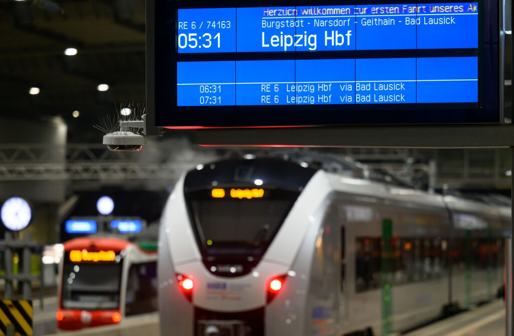 In den kommenden Monaten sollen die bisherigen Doppelstockzüge auf der Strecke Leipzig-Chemnitz komplett durch neue Akkuzüge abgelöst werden.