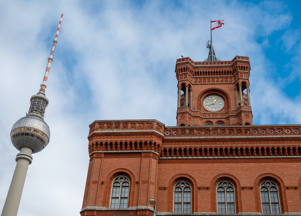 Bei ihrer Regionalkonferenz beraten sich die Regierungschefs der ostdeutschen Länder im Roten Rathaus in Berlin. (Archivbild)