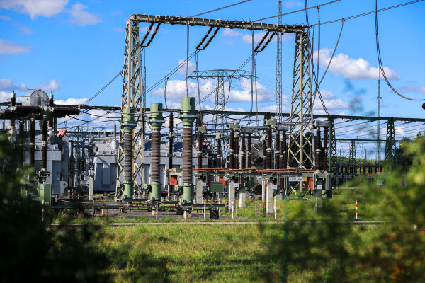 Mitnetz will 2026 in zahlreiche Großprojekte investieren, darunter der Aus- und Neubau von Umspannwerken und Hochspannungsleitungen. (Archivbild)