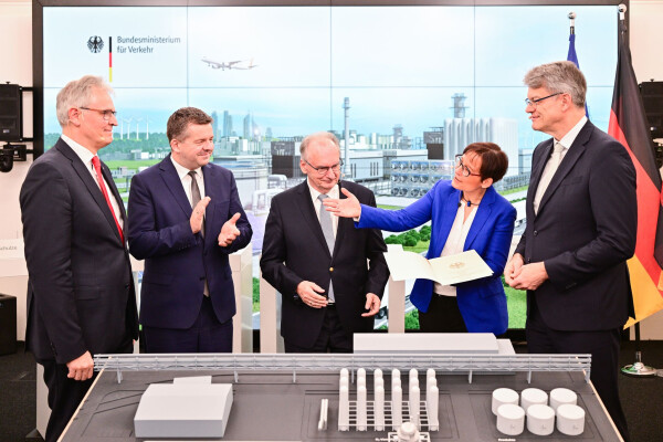 Bundesverkehrsminister Schnieder übergibt den Förderbescheid für die Forschungsplattform an das DRL