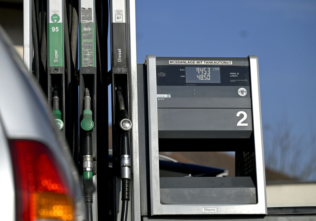 Die Tankstellen in Österreich dürfen die Spritpreise nur noch dreimal die Woche erhöhen