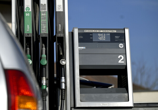 Die Tankstellen in Österreich dürfen die Spritpreise nur noch dreimal die Woche erhöhen