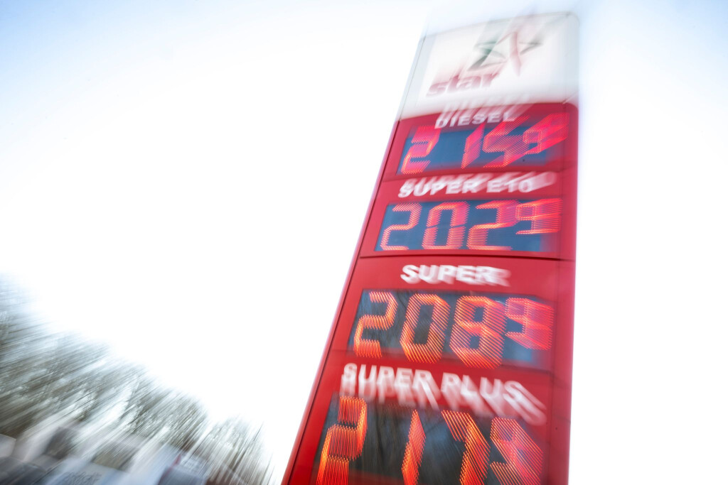 Spritpreise über zwei Euro pro Liter tun auch vielen hessischen Autofahrerinnen und Autofahrern weh. (Archivbild)