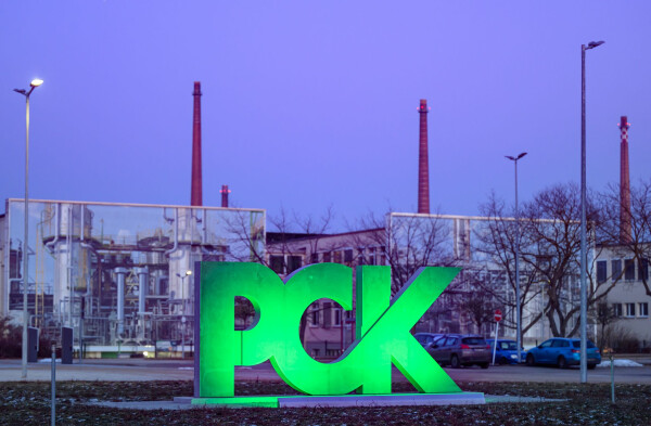 Die Ölraffinerie PCK im Nordosten Brandenburgs steht vor neuen Problemen. (Archivbild)