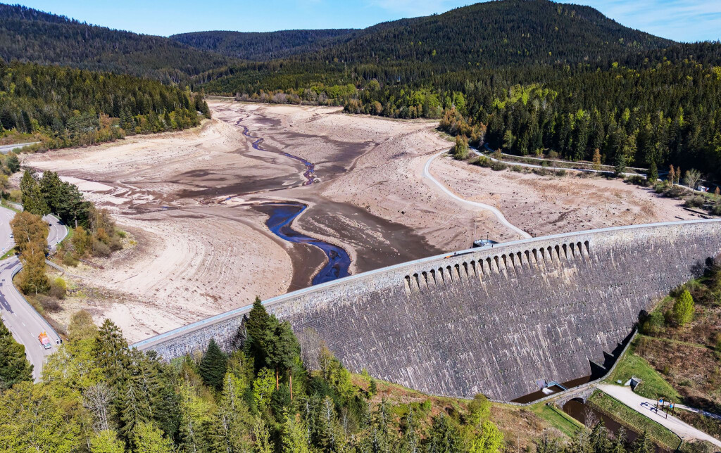 Der Stausee an der Schwarzenbach-Talsperre wird entleert, damit unter anderem an der Staumauer gearbeitet werden kann. (Archivbild)