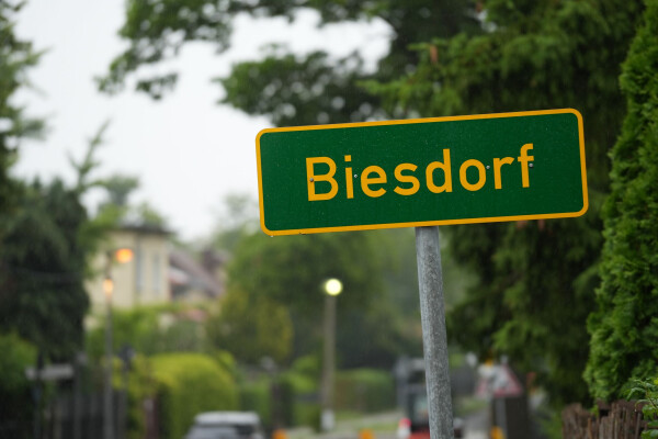In Berlin Biesdorf brennen rund 80 Straßenlaternen rund um die Uhr.