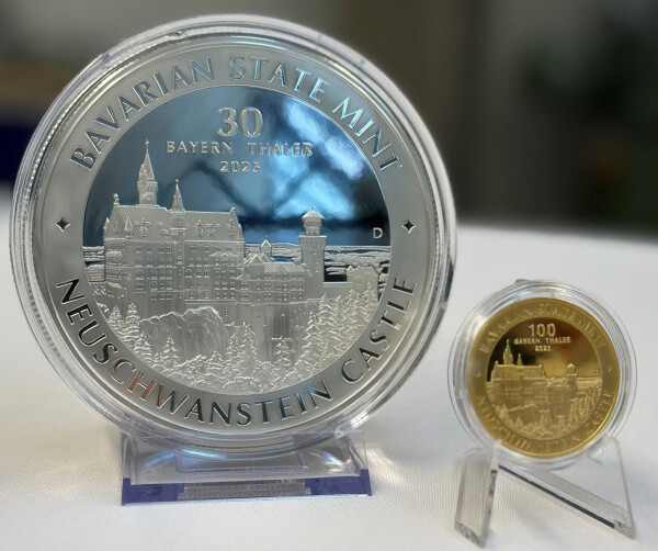 Am 2. Februar startet das Hauptmünzamt den Verkauf einer Neuauflage des Bayern Thalers mit anderem Neuschwanstein-Motiv.
