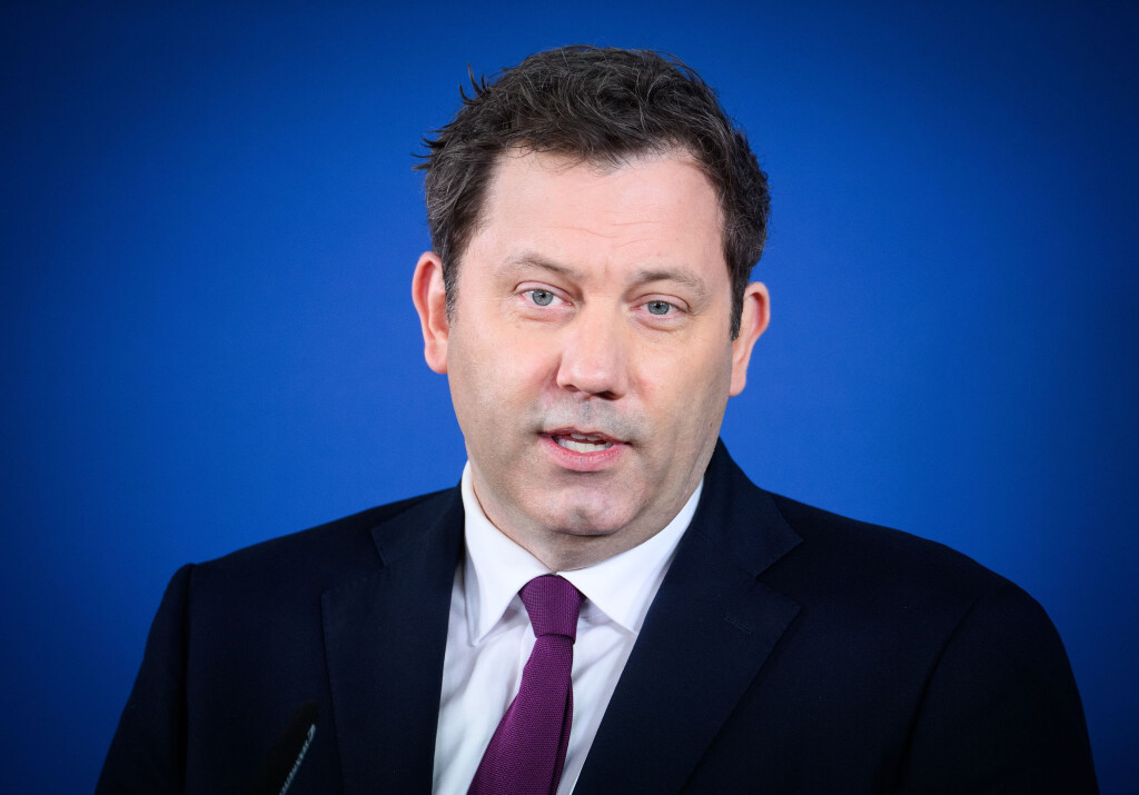 Pendlerpauschale rauf? Lars Klingbeil will dafür Geld bei den Ölkonzernen abschöpfen.