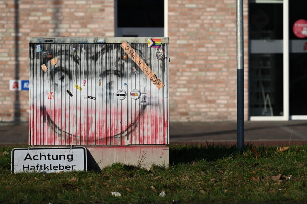 Der Stromkasten «Klotzi» im ostfriesischen Ostrhauderfehn ist nach einer nächtlichen Farbaktion teilweise gereinigt worden.