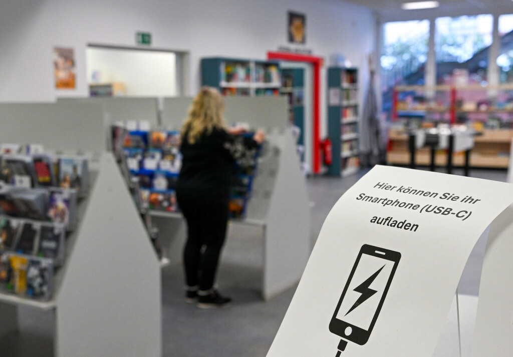 Tee und Lademöglichkeiten für das Handy in der Bibliothek. Im Südwesten von Berlin sind Zehntausende seit Tagen ohne Strom.