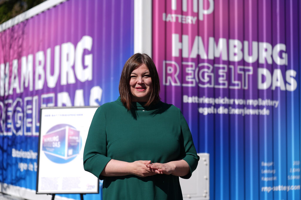 Energiesenatorin Fegebank (Grüne) sagte, der neue Speicher werde helfen, Strom dann verfügbar zu machen, wenn er gebraucht werde.