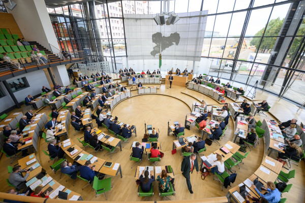 Der Landtag beschäftigte sich bei seiner ersten Sitzung nach der Sommerpause mit zwei Anträgen zum Thema Windkraft