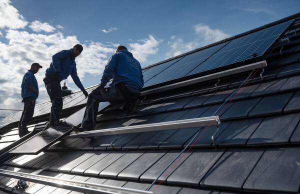 Die SPD warnt vor einer Kürzung der Förderung von Solaranlagen auf Dächern. (Symbolbild)