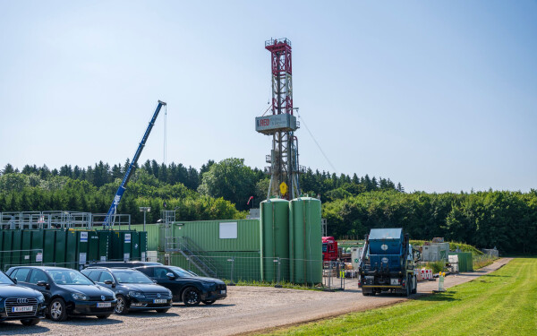 Leicht erkennbar an dem rund 40 Meter hohen Bohrturm: Das Gasförderprojekt bei Reichling.